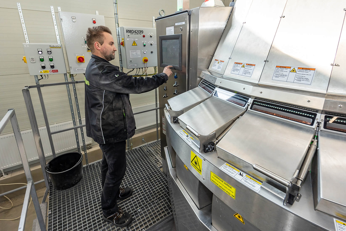 Zenergo Recycling - separácia plastových granulátov a drtí 