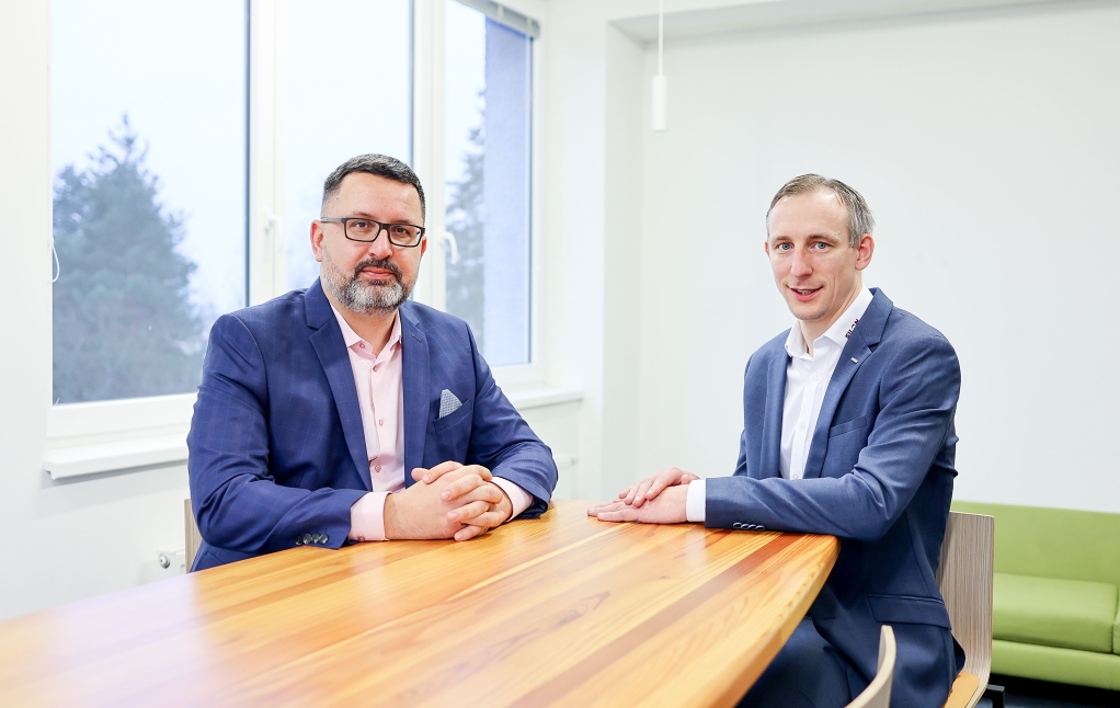 In the photo on the right is Martin Sedláček, CEO of SILON CZ R&D, on the left is Kamil Rozsypal, who is responsible for the financial management of the company